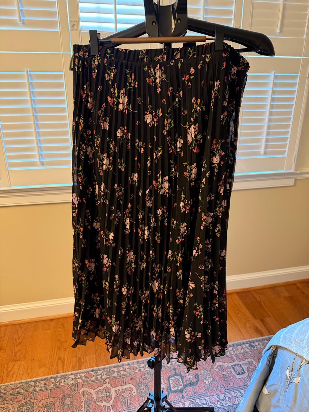 Black Floral Pleated Midi Skirt - Vince camuto
